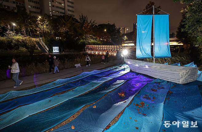 서울 노원구 당현천 일대에서 열린 공공미술 빛조각축제 ‘2024년 노원달빛산책’을 찾은 시민들이 전시작품을 감상하며 산책하고 있다. 양회성 기자 yohan@donga.com