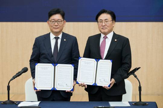 유상임(오른쪽)과기정통부 장관과 고광효 관세청장은 31일 서울 한국과학기술회관에서 과학기술을 활용해 관세행정 역량을 강화하기 위한 업무협약을 체결하고 기념촬영을 하고 있다. 과기정통부 제공