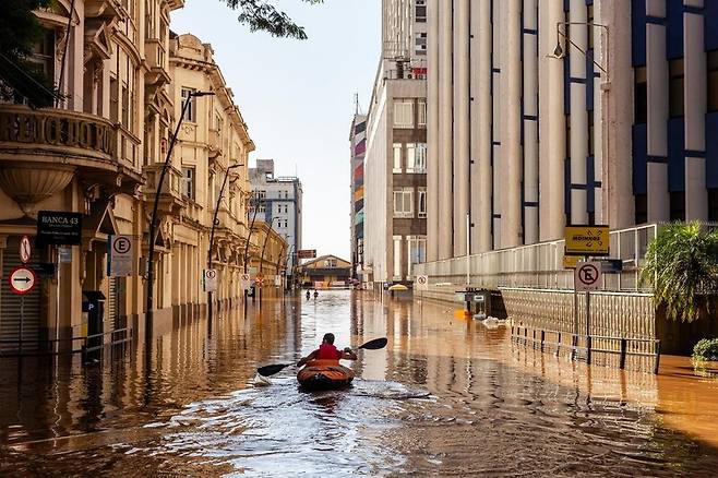 기후 부문 1위 ‘노젓기’. Gerson Turelly/Standard Chartered Weather Photographer of the Year 2024