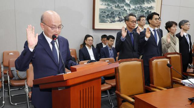 31일 국회에서 열린 국회 운영위원회의 국가인권위원회 등에 대한 국정감사에서 안창호(맨 왼쪽) 국가인권위원회 위원장이 선서하고 있다. 연합뉴스