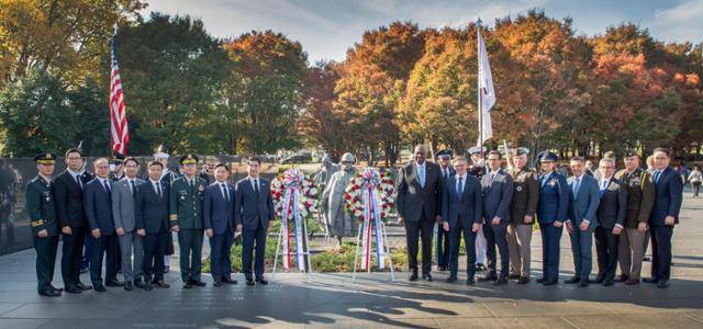 김용현 국방부 장관과 로이드 오스틴 미국 국방장관이 30일(현지시간) 미국 워싱턴DC 6·25전쟁 참전 기념비를 참배한 뒤 관계자들과 기념촬영하고 있다. 국방부 제공