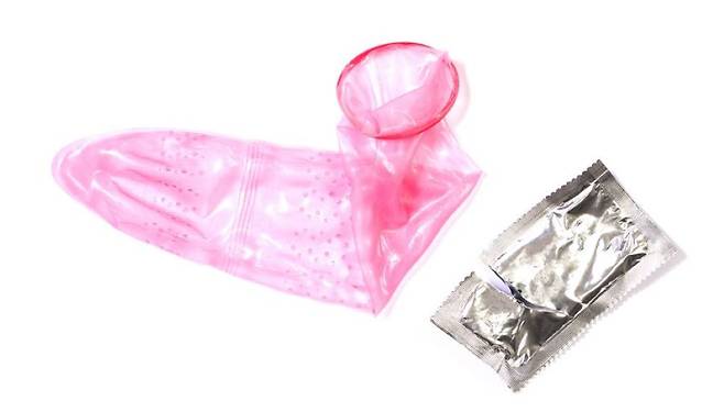 돌출형 콘돔을 사용하면 질이 수축해 콘돔이 음경에서 벗겨져 질 안에 남아있을 수 있다./사진=게티이미지뱅크