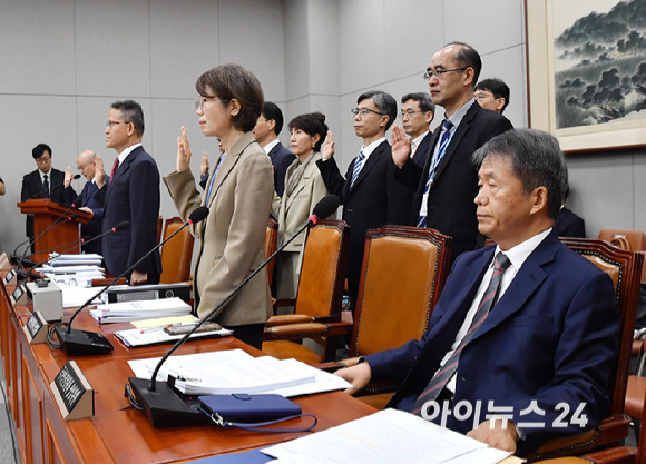 김용원 국가인권위원회 상임위원이 31일 오전 서울 여의도 국회에서 열린 운영위원회의 국가인권위원회, 국회사무처 등에 대한 종합 국정감사에서 단체 증인선서를 거부하고 있다. [사진=곽영래 기자]