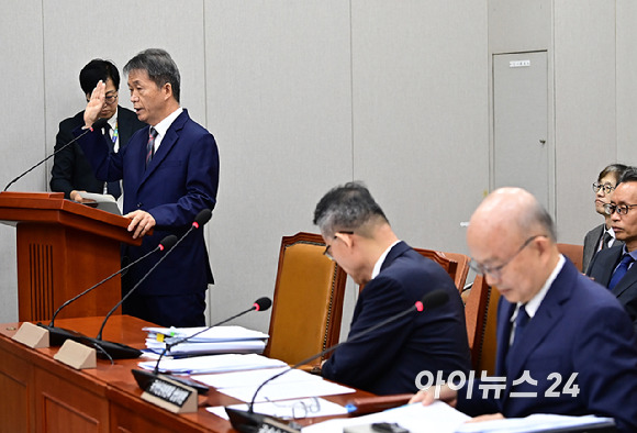 김용원 국가인권위원회 상임위원이 31일 오전 서울 여의도 국회에서 열린 운영위원회의 국가인권위원회, 국회사무처 등에 대한 종합 국정감사에서 단체 증인선서를 거부한 뒤 홀로 증인 선서를 하고 있다. [사진=곽영래 기자]