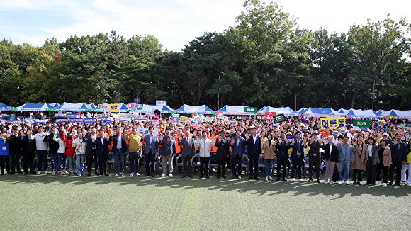 광주 광산구  2024년 지역사회보장협의체 ‘화합한마당’ 행사 참가자들이 기념촬영을 하고 있다 [사진=광주시 광산구]