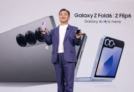 지난 7월 10일(현지시간) 프랑스 파리에서 개최된 '갤럭시 언팩 2024(Galaxy Unpacked 2024)' 행사에서 노태문 삼성전자 MX사업부장(사장)이 갤럭시 AI를 결합한 '갤럭시 Z 폴드6'와 '갤럭시 Z 플립6'를 공개하고 있다. 사진 삼성전자