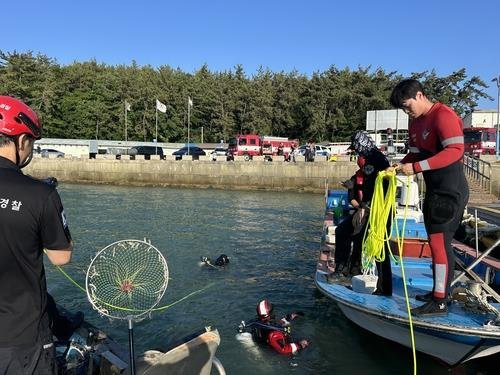 선착장 바다에 추락한 차량 구조작업. 사진 목포해경. 연합뉴스