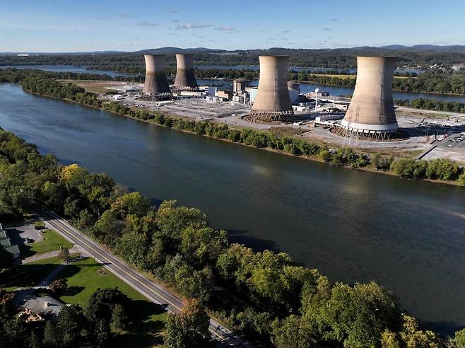 마이크로소프트와 맺은 전력 공급 계약 덕분에 부활하는 미국 펜실베니아주 미들타운 인근 스리마일섬 원자력 발전소. /사진=AFP