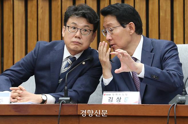 전성준 더불어민주당 정책위의장(왼쪽)과 김상훈 국민의힘 정책위의장이 지난 28일 국회에서 열린 민생·공통공약추진협의회 출범식에서 머리 맞대고 대화하고 있다. 박민규 선임기자