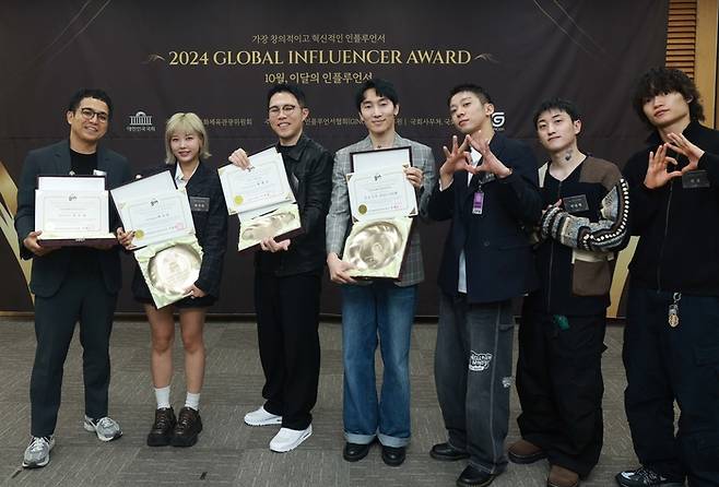 지난 30일 국회에서 열린 진콘 어워드 이달의 인플루언서 시상식에서 김작가TV, 케지민, 오땡큐, 진조크루 김헌준(왼쪽부터) 등 수상자들이 기념촬영을 하고 있다. 진콘 제공