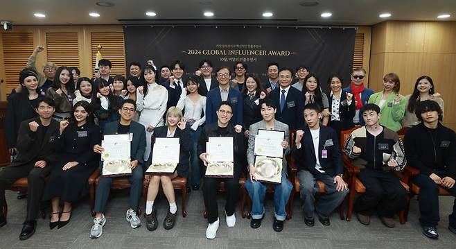 지난 30일 국회에서 열린 진콘 어워드 이달의 인플루언서 시상식에서 전재수 국회 문화체육관광위원회 위원장, 조원표 진콘 회장, 수상자와 인플루언서들이 기념촬영을 하고 있다. 진콘 제공