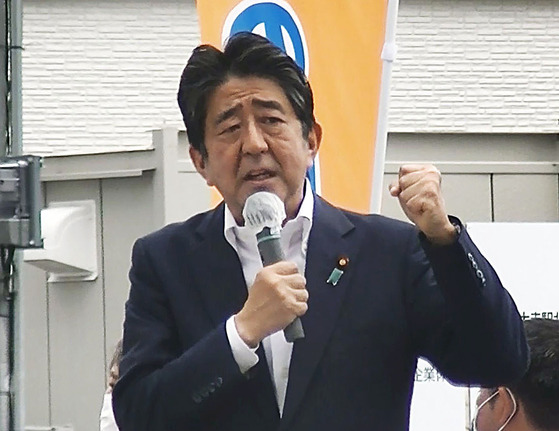 Former Japanese Prime Minister Abe Shinzo makes a campaign speech in Nara, western Japan, shortly before he was shot dead on July 8, 2022. [AP/YONHAP]