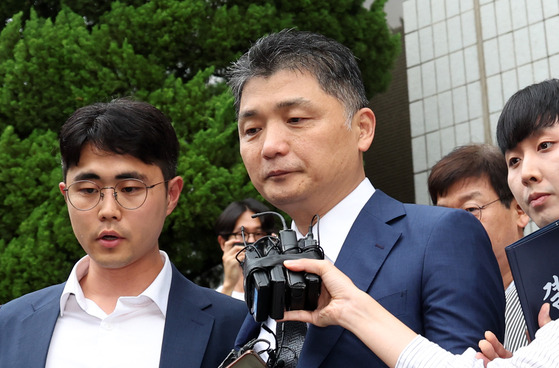 Kakao Founder Kim Beom-su walks out of the Seoul Southern District Court after attending a hearing on July 22. [NEWS1]