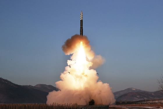 This file photo carried by North Korea's Rodong Sinmun shows an intercontinental ballistic missile (ICBM) being launched. [NEWS1]