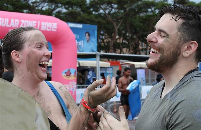 Foreign tourists enjoy a day in the mud at the 27th Boryeong Mud Festival in Boryeong, South Chungcheong, on July 20. [NEWS1]