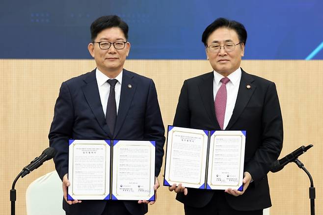  31일 한국과학기술회관에서 '과학기술 활용 관세행정 역량강화 업무협약'을 체결한 고광효 관세청장(왼쪽)과 상임 과학기술정보통신부 장관. 관세청