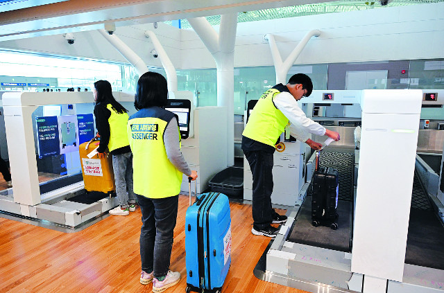 가상 여객들이 30일 인천국제공항 제2여객터미널 확장 지역에서 실시된 4단계 개장 준비상황 점검 훈련에서 셀프백드랍을 이용해 수하물을 부치고 있다. 뉴시스