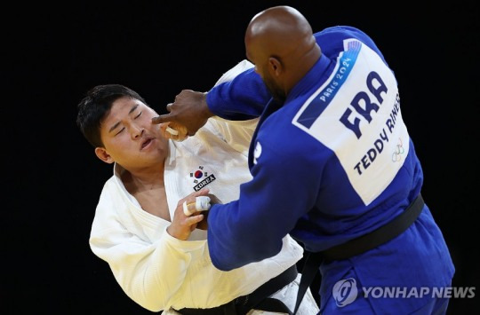 2024 파리올림픽 유도 남자 100kg 이상급 결승전에서 김민종이 프랑스 테디 리네르와 경기를 펼치고 있다. [파리=연합뉴스]