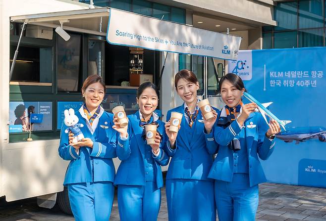 30일 오후 경기도 고양시 한국항공대에서 승무원들이 ‘KLM 네덜란드 항공 한국 취항 40주년 기념 커피차 이벤트’를 알리고 있다.