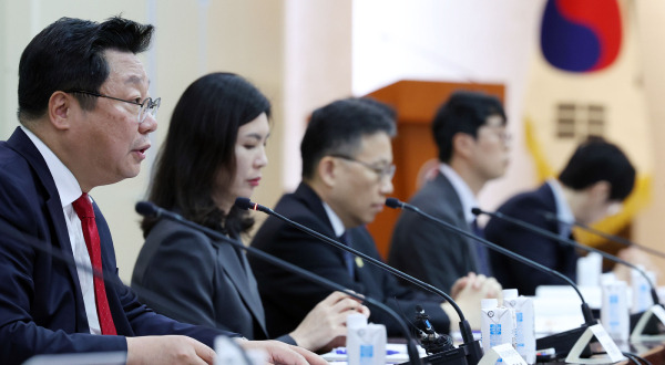 Vice Chairman Joo Hyung-hwan of the Presidential Committee on Aging Society and Population Policy speaks at the 5th Emergency Population Measures Meeting, held at the Government Complex Seoul in Jongno District on the 30th. (Yonhap)