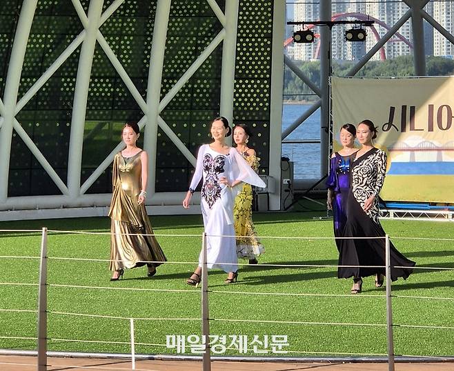 30일 여의도 한강공원에서 열린 시니어 댄스 축제에서 ‘페라컬렉션’이 패션쇼를 선보이고 있다. <차창희 기자>