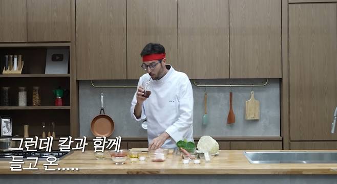 칼과 함께 아이스 아메리카노를 들고 등장한 파브리/사진=이태리 파브리 유튜브 캡처