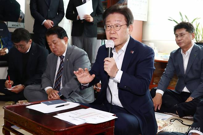 [인천=뉴시스] 전진환 기자 = 이재명 더불어민주당 대표가 31일 오전 인천 강화군 당산리마을회관에서 북한 대남방송 소음피해를 입은 지역 주민들과 간담회를 하고 있다. (공동취재) 2024.10.31. photo@newsis.com /사진=전진환