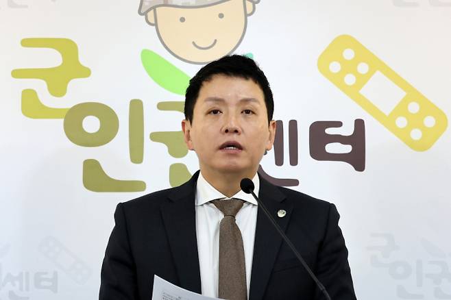 공군 대령이 딸 또래인 여성 소위를 성폭행하려다 실패하자 '꽃뱀' 취급하는 사건이 발생했다. 사진은 군인권센터 임태훈 소장. /사진=뉴스1