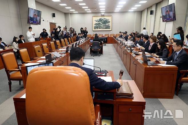 [서울=뉴시스] 조성봉 기자 = 박찬대 국회 운영위원장이 16일 오전 서울 여의도 국회에서 열린 운영위원회 전체회의에서 김건희 여사, 명태균 씨 등 국정감사 증인 채택 가결을 선언하고 있다.  2024.10.16. suncho21@newsis.com