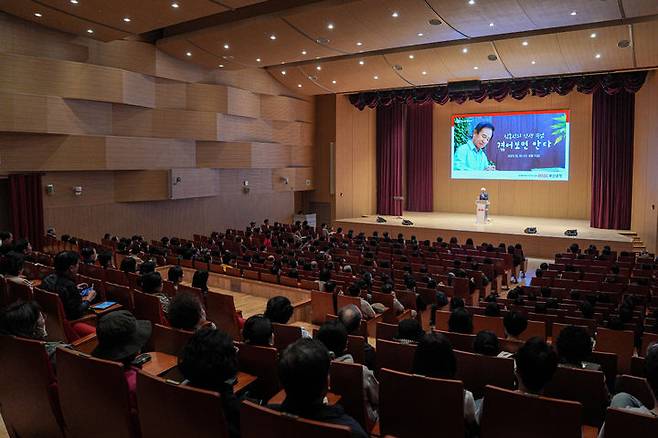 [부산=뉴시스] BNK금융그룹은 지난 30일 오후 부산 남구 부산은행 본점 오션홀에서 '부산에서 즐기다 Play on Busan', '김홍신의 인생수업 겪어보면 안다' 문화행사를 개최했다고 31일 밝혔다. (사진=BNK금융그룹 제공) *재판매 및 DB 금지