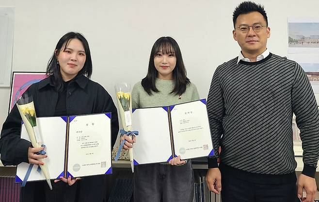 [대전=뉴시스] '한국도시설계학회 추계학술대회'에서 우수논문상 수상한 신민지, 한혜인씨(왼쪽부터)가  백한열 교수와 기념촬영한 모습 (사진=한남대 제공) 2024.10.31. photo@newsis.com   *재판매 및 DB 금지