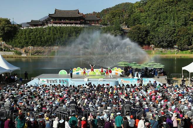 [밀양=뉴시스] 안지율 기자 = KBS 전국노래자랑 밀양시 편 공개 녹화를 하고 있다. (사진=밀양시 제공) 2024.10.31. photo@newsis.com  *재판매 및 DB 금지