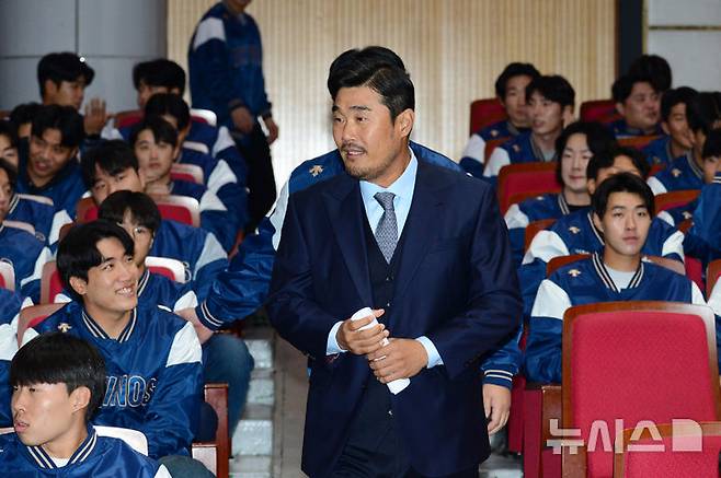 [창원=뉴시스] 차용현 기자 = 31일 오후 경남 창원시 마산종합운동장 올림픽기념관공연장에서 NC 다이노스 제 4대 이호준  감독이 취임식을 갖고 새 사령탑에 올랐다. 사진은 이날 취임한 이호준 감독이 자신의 취임식에 참석하고 있다. 2024.10.31con@newsis.com