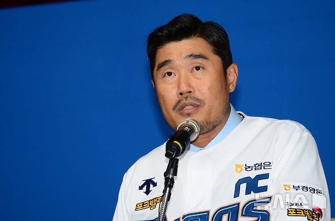 [창원=뉴시스] 차용현 기자 = 31일 오후 경남 창원시 마산종합운동장 올림픽기념관공연장에서 NC 다이노스 제 4대 이호준  감독이 취임식을 갖고 새 사령탑에 올랐다. 사진은 이날 취임한 이호준 감독이 취임사를 하고 있다. 2024.10.31con@newsis.com