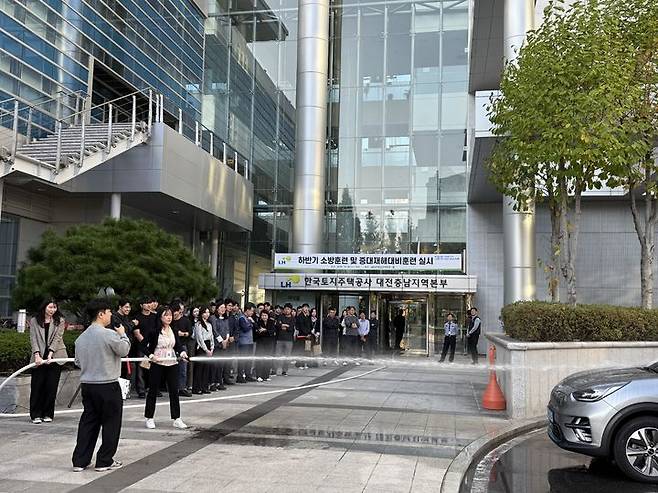 [대전=뉴시스] 한국토지주택공사(LH) 대전충남지역본부는 30일 본부 사옥에서 올 하반기 소방 및 중대재해 대응 훈련을 실시했다. (사진=LH 대전충남본부 제공) 2024.10.31. photo@newsis.com  *재판매 및 DB 금지