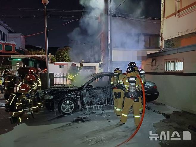 [포항=뉴시스] 안병철 기자 = 지난 30일 오후 11시35분께 포항시 북구 죽도동 한 다세대주택 주차장에 주차된 차량에서 화재가 발생했다.(사진=포항북부소방서 제공) 2024.10.31. photo@newsis.com