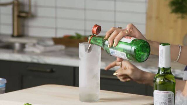 로제가 ‘소맥’을 만들고 있다. Vogue 유튜브 영상 캡처