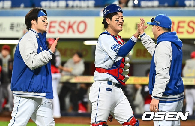 [OSEN=대구, 이석우 기자] 25일 대구 삼성라이온즈파크에서 2024 신한 SOL뱅크 KBO 포스트시즌 한국시리즈 삼성 라이온즈와 KIA 타이거즈의 3차전 경기가 열렸다. 홈팀 삼성은 대니 레예스, 방문팀 KIA는 에릭 라우어를 선발 투수로 내세웠다.삼성 라이온즈 강민호가 KIA 타이거즈에 4-2로 승리한 후 박진만 감독과 기쁨을 나누고 있다. 2024.10.25 / foto0307@osen.co.kr