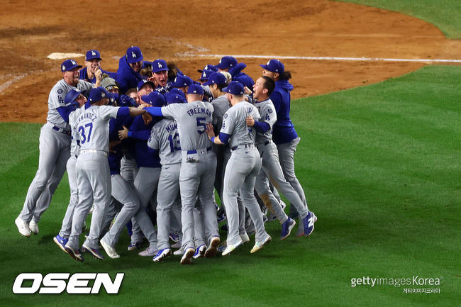 [사진] LA 다저스 선수들이 월드시리즈 우승 순간 기뻐하고 있다. ⓒGettyimages(무단전재 및 재배포 금지)