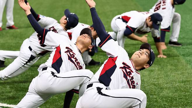 2024 세계야구소프트볼연맹(WBSC) 프리미어12에 출전하는 한국 야구대표팀이 24일 오후 서울 고척스카이돔에서 훈련을 시작하고 있다.