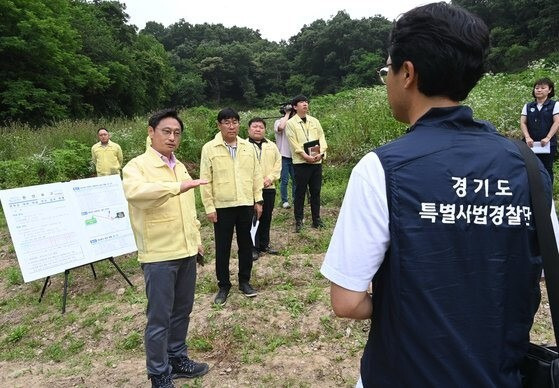 지난 6월 경기 연천군 백학면 일대 대북전단 살포 우려 지점에서 오후석 경기도 행정2부지사가 특별사법경찰단의 대응 태세를 점검하고 있다. 경기도 제공