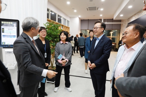 유성훈(오른쪽 두 번째) 서울 금천구청장이 지난 22일 가산동 G밸리 2단지 기업지원센터 개소식에서 기업인들과 대화하고 있다. 금천구 제공