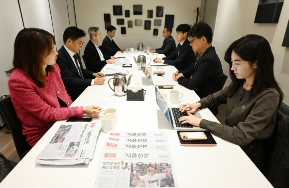 지난 29일 서울 중구 컨퍼런스하우스 달개비에서 서울신문 독자권익위원회가 열리고 있다. 왼쪽부터 시계 방향으로 김재희·최승필 위원, 김영석 위원장, 임태환 기자, 이창구 부국장, 허진재·윤광일·이재현 위원. 도준석 전문기자