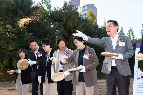 30일 이재준 수원시장(오른쪽 첫 번째)과 한국자산관리공사, 대한적십자사, 한국농어촌공사 관계자, 지역 주민 등이 정자동 청보리밭 둘레길에 청보리씨를 뿌리고 있다. (수원시 제공)