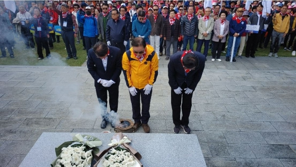 김형재 의원이 지난 29일 충주시 탄금공원에서 개최된 2024 한국자유총연맹 서울시지부 ‘자유평화통일 의지 확산 결의대회’에 참석해 6·25 전쟁 전사자들의 넋을 추모하는 충혼탑에 분향·묵념하고 있다.