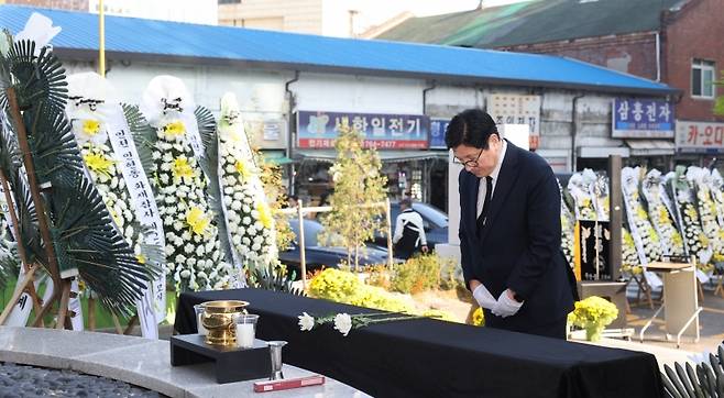 도성훈 인천시교육감이 지난 30일 중구 인천학생교육문화회관에서 열린 '인현동 화재 참사 25주기 추모식'에서 묵념을 하고 있다. ⓒ인천시교육청