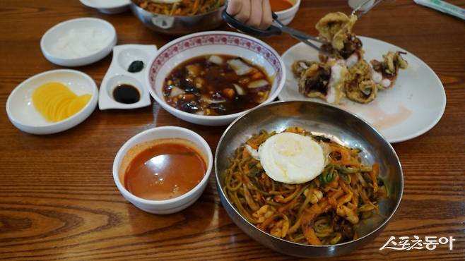 죽변의 로컬 맛집 ‘예원’의 명물 비빔짬뽕(아래)와 문어 탕수육. 신선한 해산물이 많은 지역 특징을 잘 살린 메뉴인데  숨은 지역 고수의 내공이 느껴지는 맛이다                                             울진｜김재범 기자 oldfield@donga.com