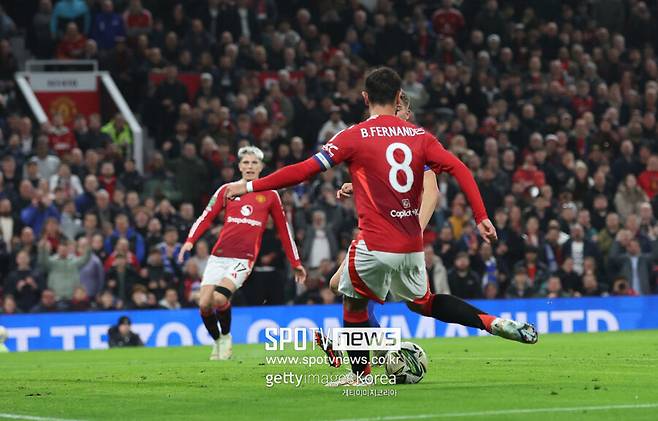 ▲ 맨체스터 유나이티드는 31일(한국시간) 영국 맨체스터의 올드 트래포드에서 열린 2024-25시즌 잉글랜드 카라바오컵 16강에서 레스터 시티를 5-2로 제압했다. 맨유는 이날 경기 직전, 부진에 빠져 있던 에릭 텐 하흐 감독을 경질했다. 이어 후벤 아모림 감독을 새 사령탑으로 선임했다. 하지만 아모림 감독은 당장 팀에 합류하지 않았고, 레스터 시티전은 루드 반 니스텔루이 코치가 임시 지휘봉을 잡았다.