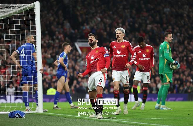 ▲ 맨체스터 유나이티드는 31일(한국시간) 영국 맨체스터의 올드 트래포드에서 열린 2024-25시즌 잉글랜드 카라바오컵 16강에서 레스터 시티를 5-2로 제압했다. 맨유는 이날 경기 직전, 부진에 빠져 있던 에릭 텐 하흐 감독을 경질했다. 이어 후벤 아모림 감독을 새 사령탑으로 선임했다. 하지만 아모림 감독은 당장 팀에 합류하지 않았고, 레스터 시티전은 루드 반 니스텔루이 코치가 임시 지휘봉을 잡았다.