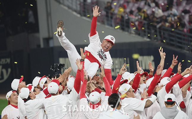 '2024 KBO 포스트시즌 한국시리즈 5차전' KIA-삼성전이 지난 28일 광주-기아챔피언스필드에서 열렸다.  KIA가 5차전 삼성에 승리히며 4승 1패로 우승을 차지했다. 선수들이 이범호 감독을 헹가래치고 있다. /사진=김진경 대기자